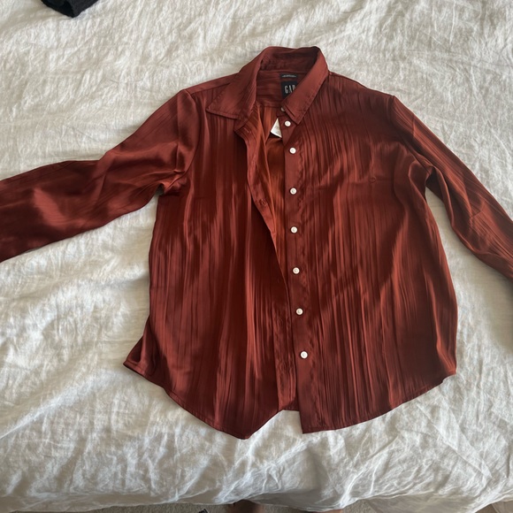 GAP Small Petite Smoked Paprika Brown Pleated Satin Boyfriend Shirt - Picture 3 of 6
